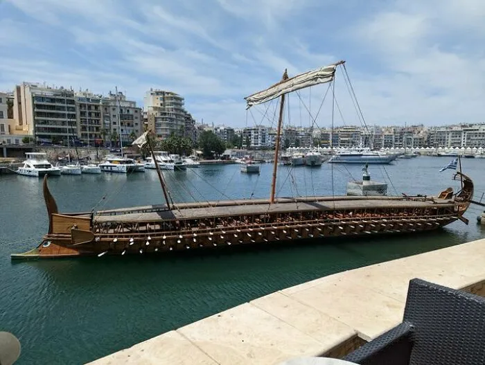 Un trirreme en el Puerto del Pireo, Grecia