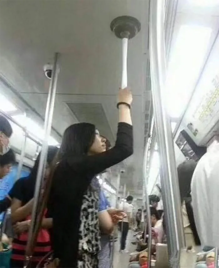 50 Things In Places They Shouldn’t Be That Are Both Hilarious And Concerning (New Pics)