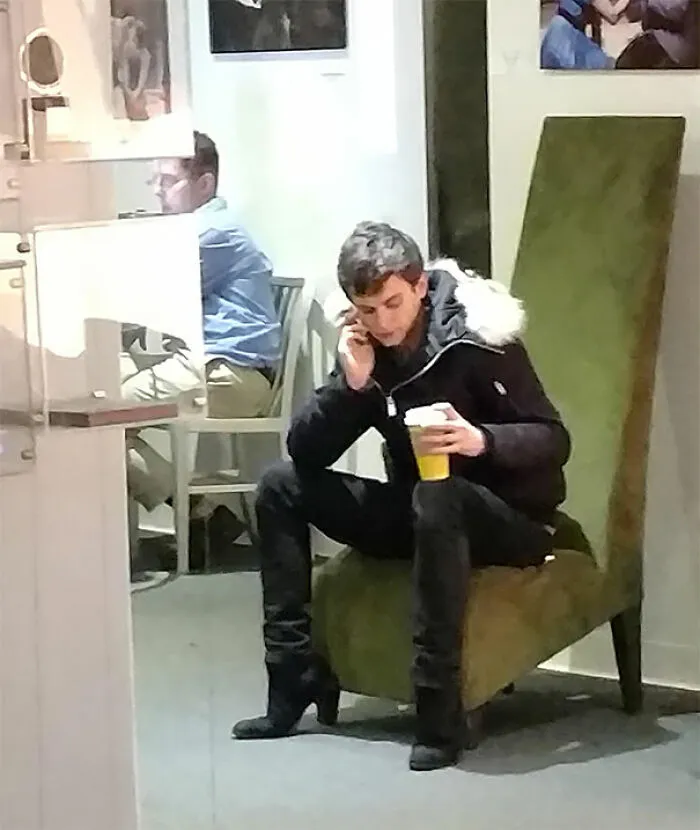 Por la pata de la silla y la postura de este chico, parece que está usando tacones altos
