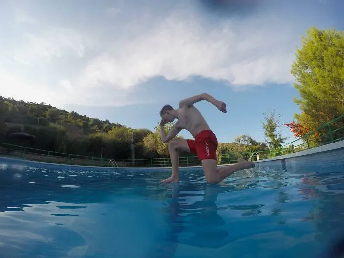Una foto de la piscina en el momento perfecto 
