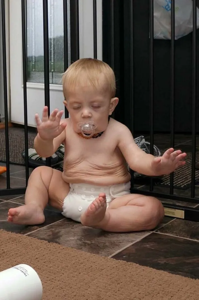 Un bebé viejito. Mi hijo justo cuando se cayó al suelo 