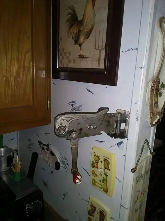 Fui a casa de la abuela y ella tiene esto en la pared ... ¡Bonito abrelatas, pero me gustan aún más las cubiertas de los interruptores de luz!