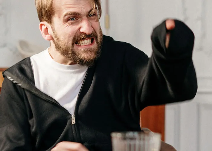 34 Subtle Red Flags That Indicate Someone Is A Bad Person