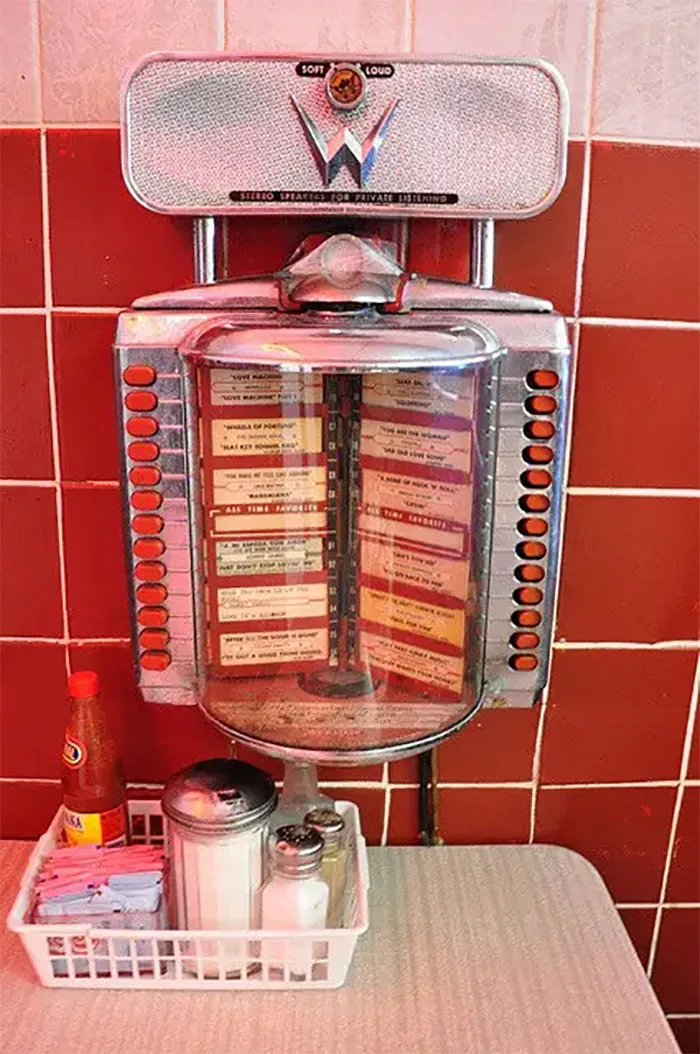 Cuando puedes hacer que todo el comedor escuche tu canción