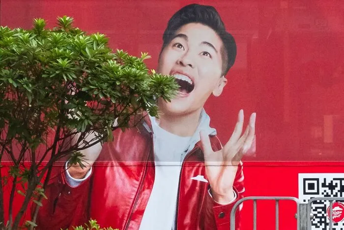 30 Funny Accidental Images That Were Taken At The Right Time And Place By This Street Photographer (New Pics)