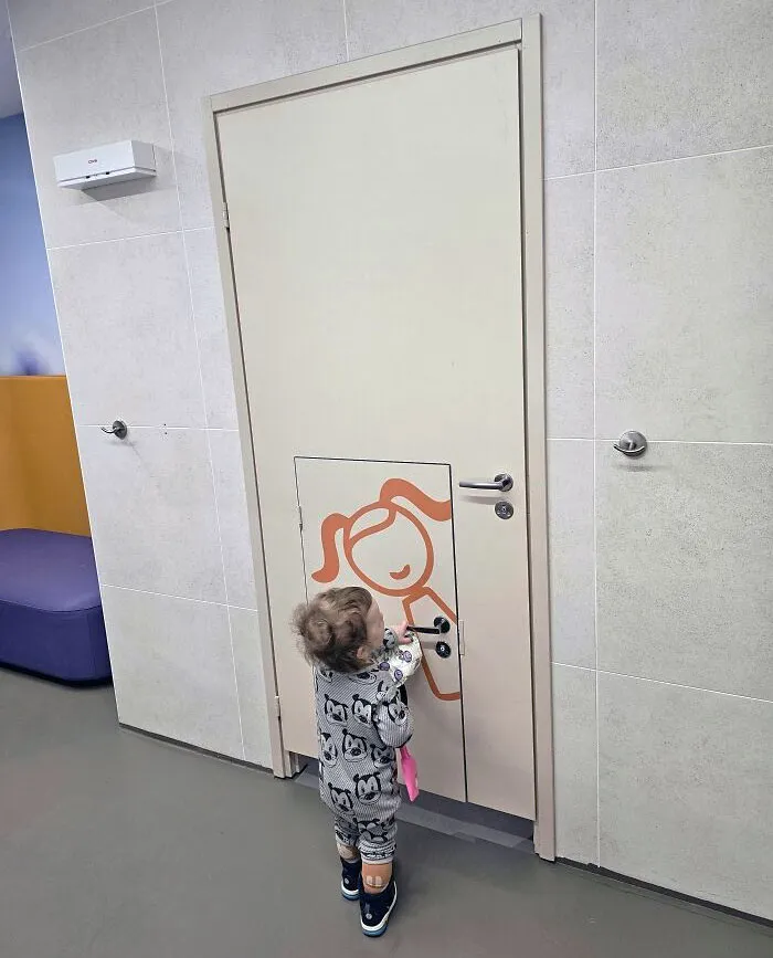 Este retrete tiene una puerta independiente para los niños
