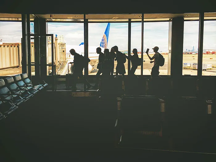 40 Common Etiquette Mistakes To Avoid On Your Next Flight, As Told By Frequent Fliers