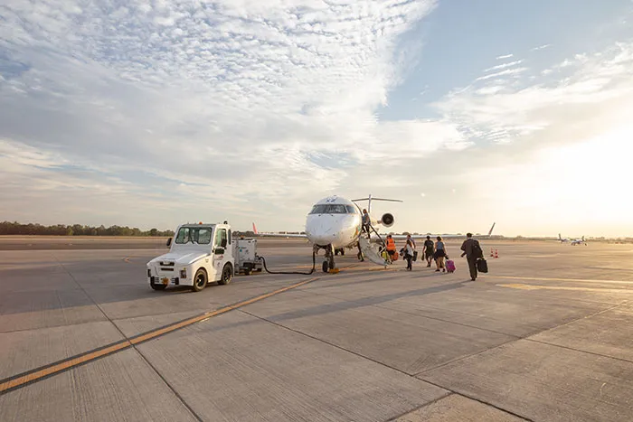 40 Common Etiquette Mistakes To Avoid On Your Next Flight, As Told By Frequent Fliers