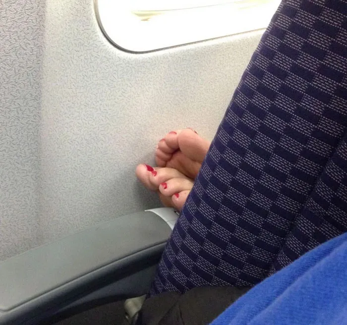 40 Common Etiquette Mistakes To Avoid On Your Next Flight, As Told By Frequent Fliers