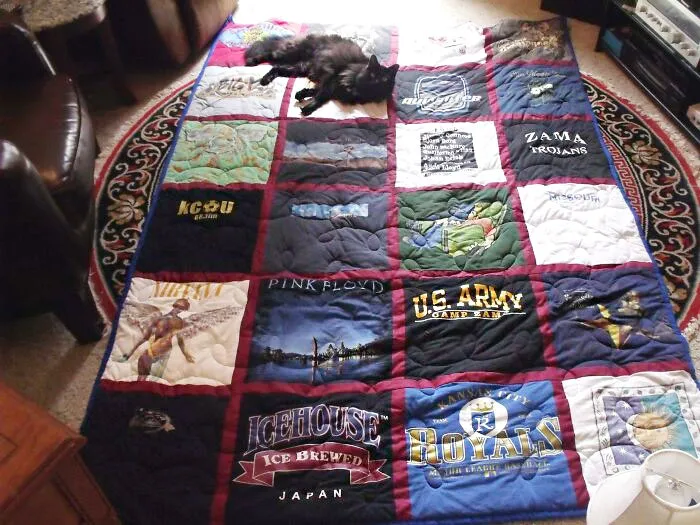 Para mi cumpleaños, mi madre me hizo una colcha con camisetas viejas que había ido coleccionando. Es el mejor regalo que he recibido nunca
