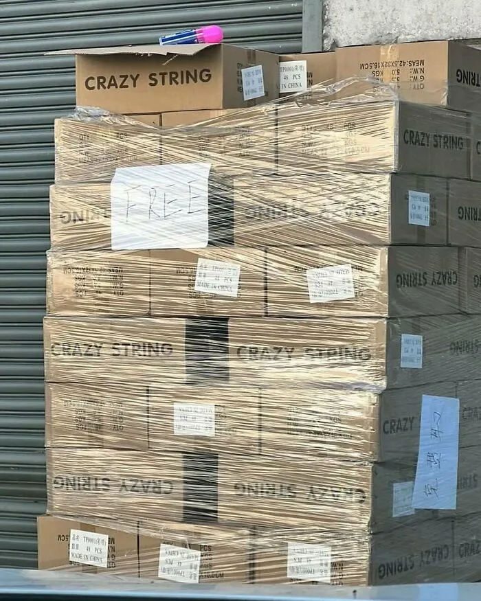¿Para que usarían todo esto? Son un montón de cajas de serpentina en aerosol gratis. Estaban en las avenidas Woodward And Metropolitan, en Bushwick, cerca del supermercado Western Beef