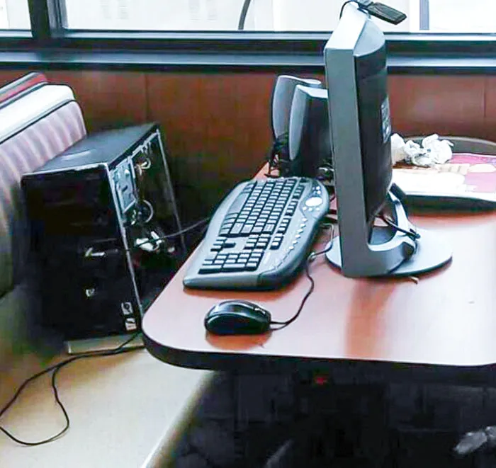  El tipo que estaba detrás de mí en el McDonald's tomó ventaja del wifi gratis