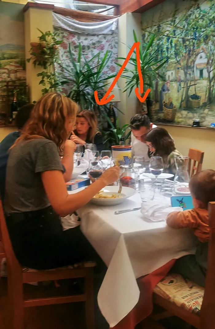 Esta pareja puso “Baby Shark” y otras canciones para niños a todo volumen para sus hijos en un restaurante en el que pagamos mucho dinero por la comida
