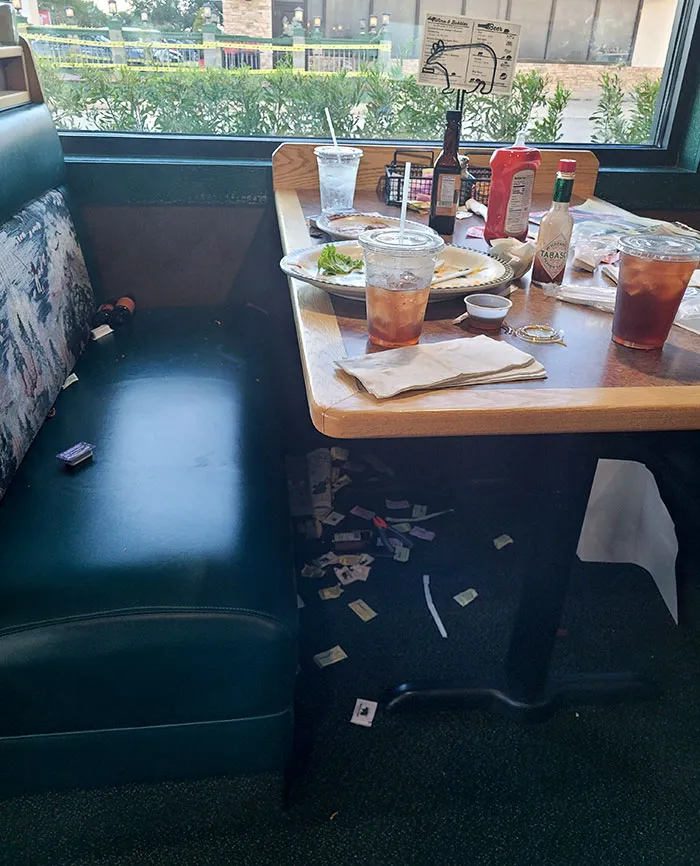 Dejó que su hijo hiciera esto en el restaurante y luego no le dejó propina al mesero