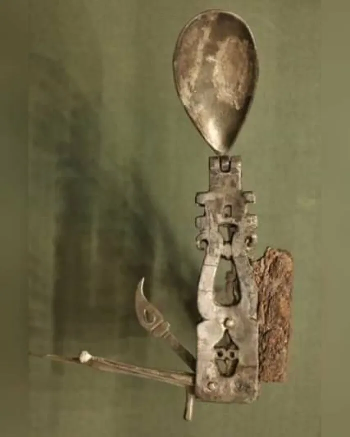 "Navaja suiza" romana de plata, 200-300 d.C., Museo Fitzwilliam, Cambridge. La pieza contiene un cuchillo, una cuchara y un tenedor, además de un pincho, una espátula y un pequeño palillo