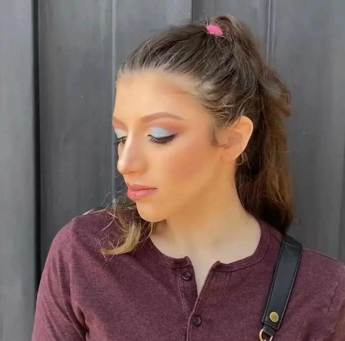 Lo encontré en Bookface.  Aunque esa combinación de colores… 