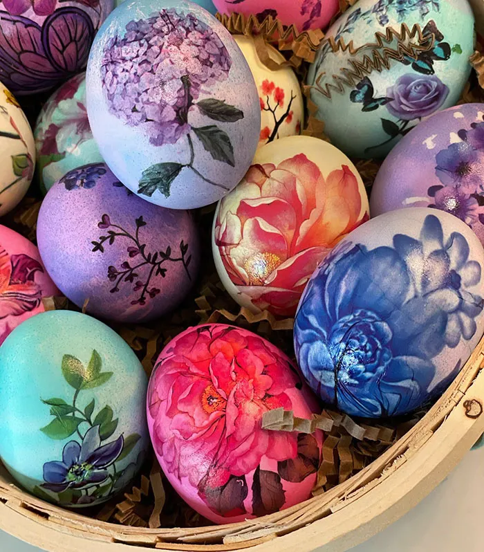 Decoración de huevos usando tatuajes temporales... Dan tanto juego