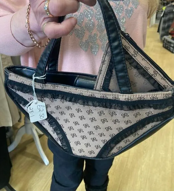 ¿Qué llevas en la ropa interior? Mi bolso, por supuesto £2.50 Leeds, (olvidé exactamente en qué tienda)
