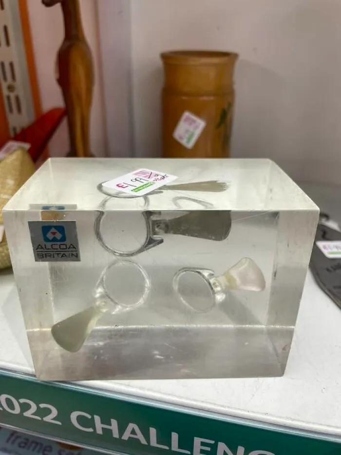 3 viejos anillos de latas en plástico. Age UK Walthamstow. Y ahora es mío...