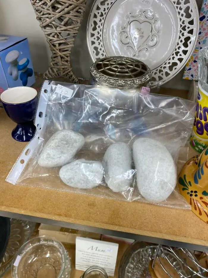 En caso de que alguien esté buscando una bolsa de 4 piedras (ni siquiera sé por qué demonios las donaría, y mucho menos intentaría venderlas), puede encontrarlas en el Norfolk Hospice Tapping House