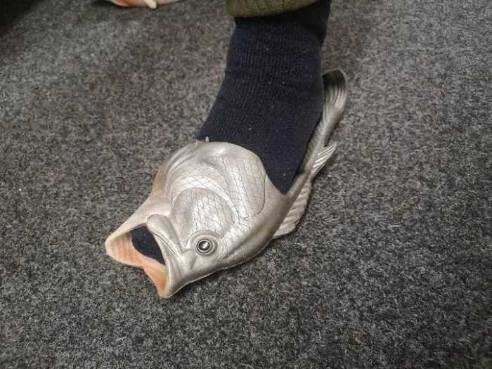 Pantuflas de pescado de la tienda benéfica de Barnsley