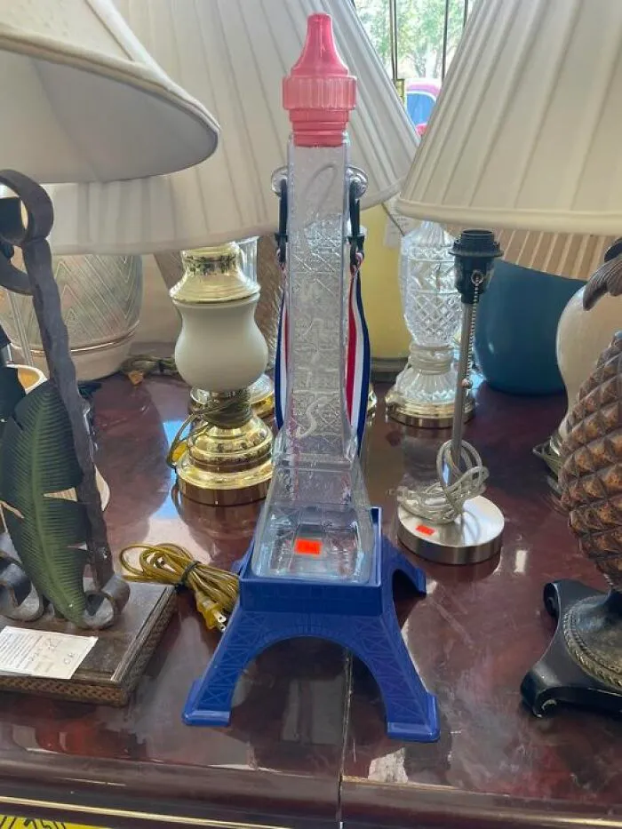 No estoy del todo seguro... pero creo que es una torre Eiffel de plástico que te cuelgas del cuello y de la que bebes alcohol. Salvation Army, San Petersburgo, Florida