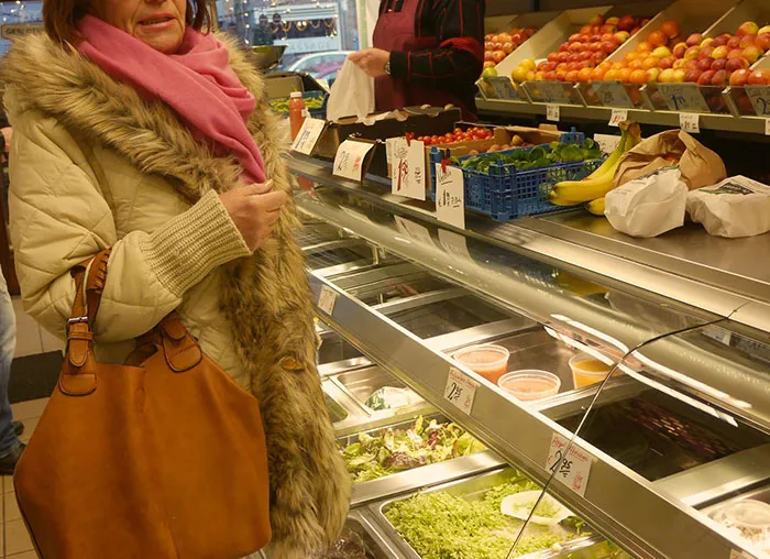 15 Clientes maleducados que confundieron a otros con empleados y fueron muy desagradables con ellos