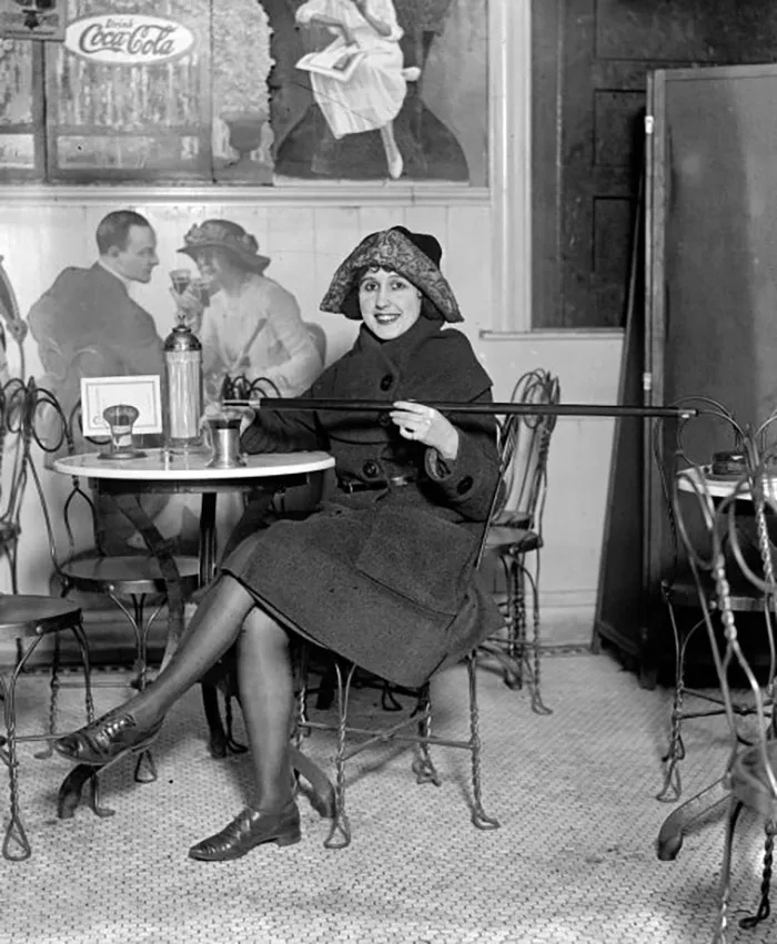 Una mujer sostiene un "bastón cantimplora" durante la Ley Seca en 1922, Washington, D.C.