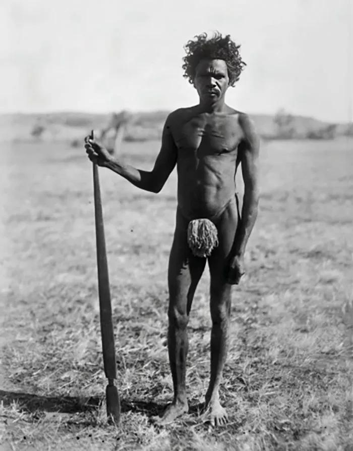 Hombre con un tipo de lanza del noroeste y una borla de piel púbica. Pueblo Wardaman, Territorio del Norte