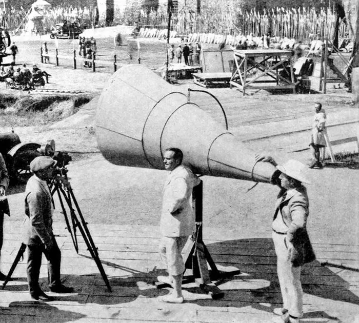 Allan Dwan se hace oír por mil doscientos extras a través del megáfono más grande del mundo. 1,2 metros de diámetro y 3 metros de largo