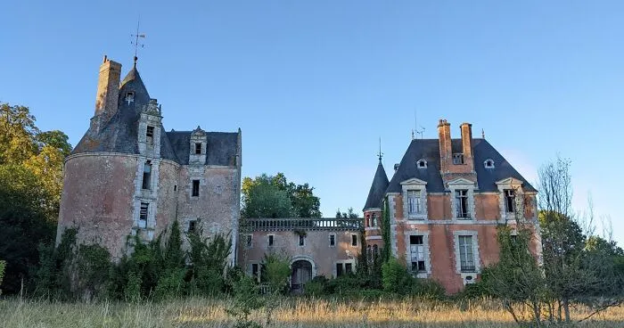 I Explored An Abandoned Chateau In Belgium With Belongings Left Behind (18 Pics)