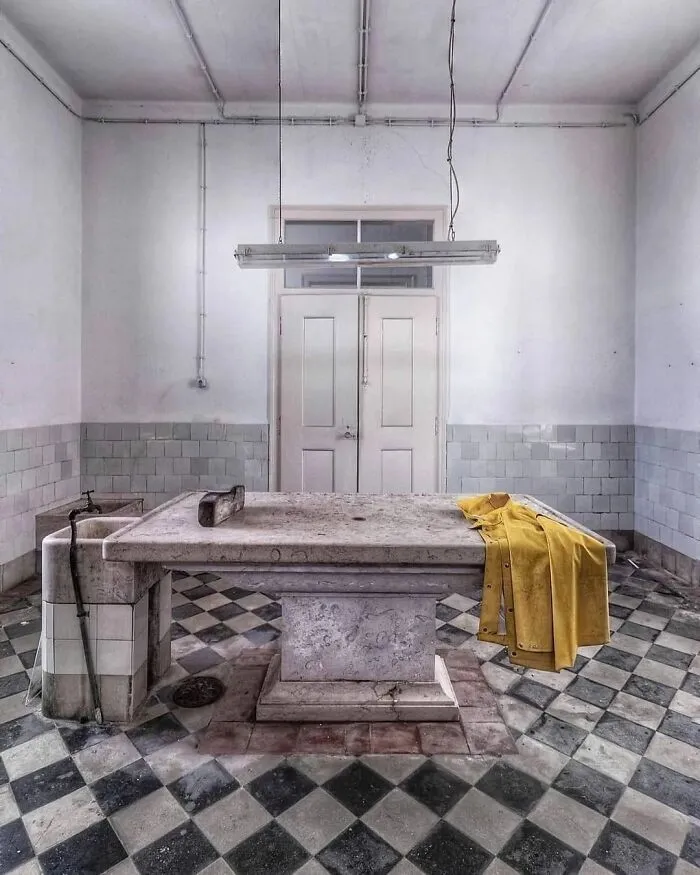 We Visited Abandoned Psychiatric Hospital With A Dark Story (10 Pics)