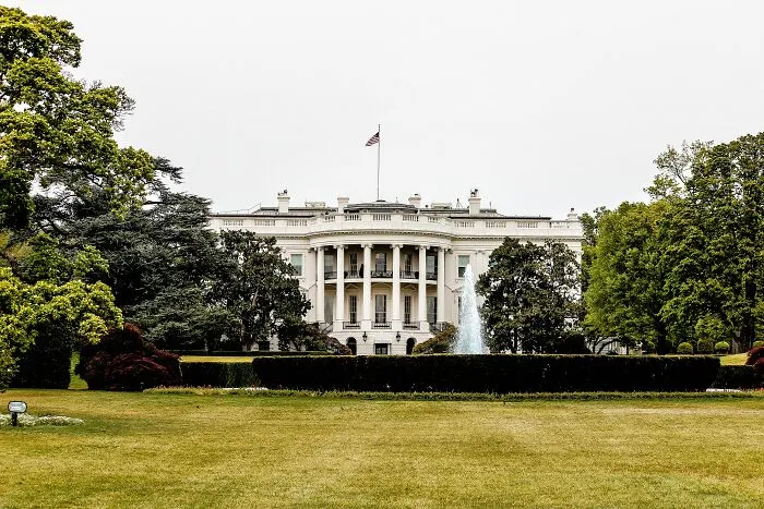 "Leave Before It Is Too Late To Escape": 40 Indicators That We Live In A Dystopian Reality, As Shared By Our Community