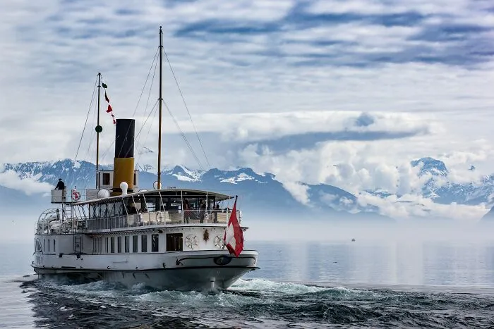 Someone Asks Sailors Or People Who Work At Sea "What's The Most Creepy Or Most Amazing Sight You Witnessed?" And 30 Deliver