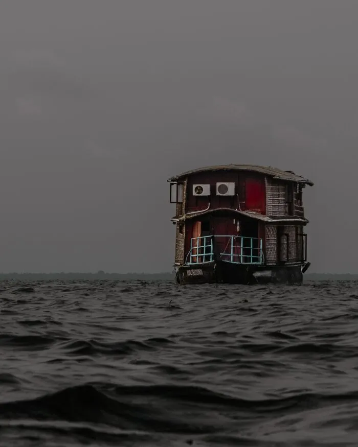 Someone Asks Sailors Or People Who Work At Sea "What's The Most Creepy Or Most Amazing Sight You Witnessed?" And 30 Deliver