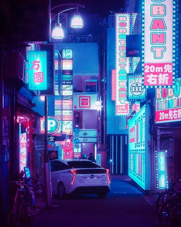 Exploré los callejones nocturnos de Tokio bajo las luces de neón y estas son 30 de las imágenes que tomé