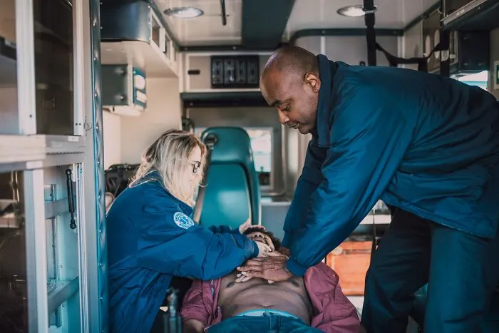 30 Life-Saving Tips To Remember In Times Of Crisis, According To Folks Online