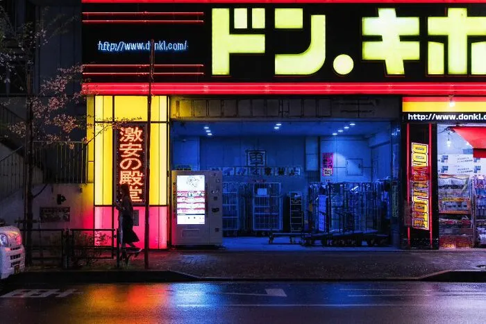 Exploré los callejones nocturnos de Tokio bajo las luces de neón y estas son 30 de las imágenes que tomé