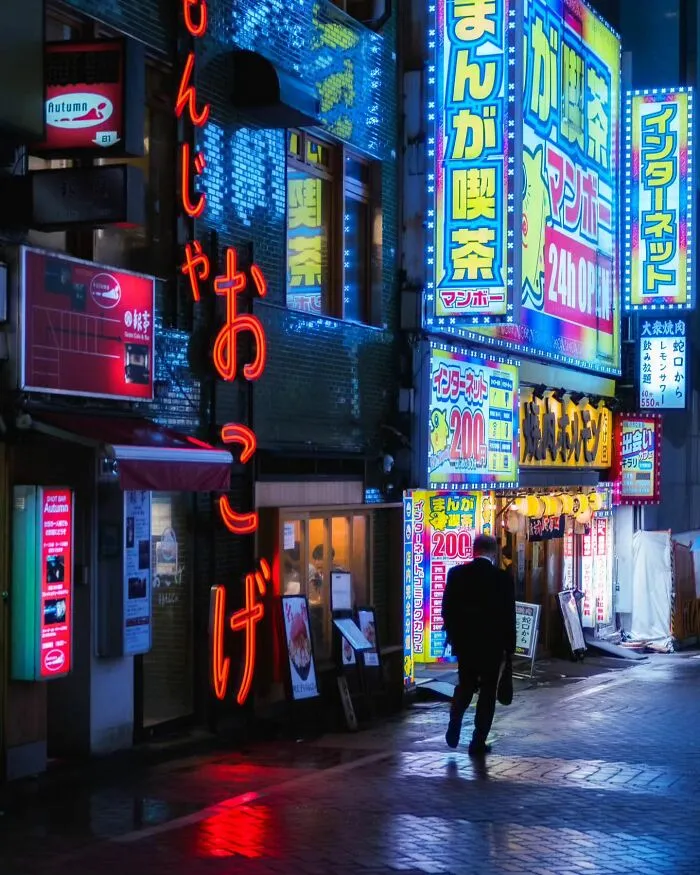 Exploré los callejones nocturnos de Tokio bajo las luces de neón y estas son 30 de las imágenes que tomé