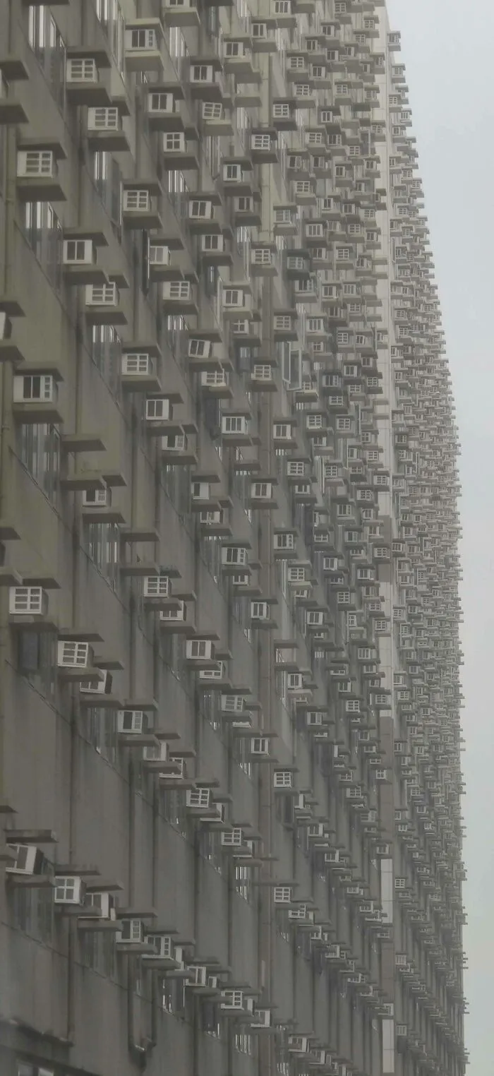 El edificio junto al hotel en el que me estoy quedando 