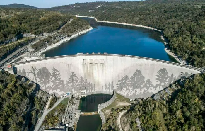 Un mural de 400 metros sobre la presa francesa de Vouglans