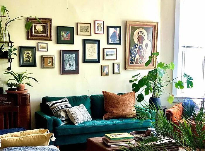Paintings and photos on the wall 