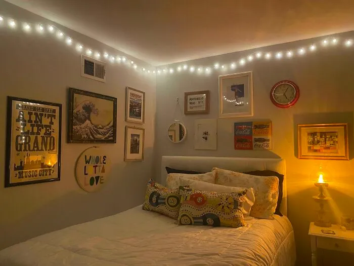 Wall art in the bedroom 