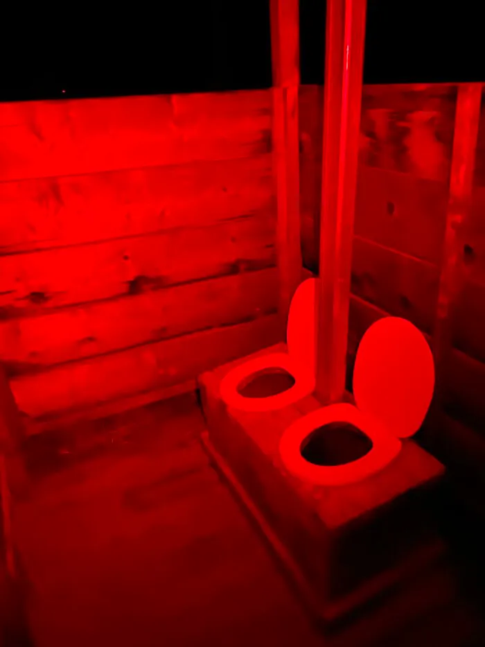 Un retrete en Nuevo México (teñido de rojo por mi faro)