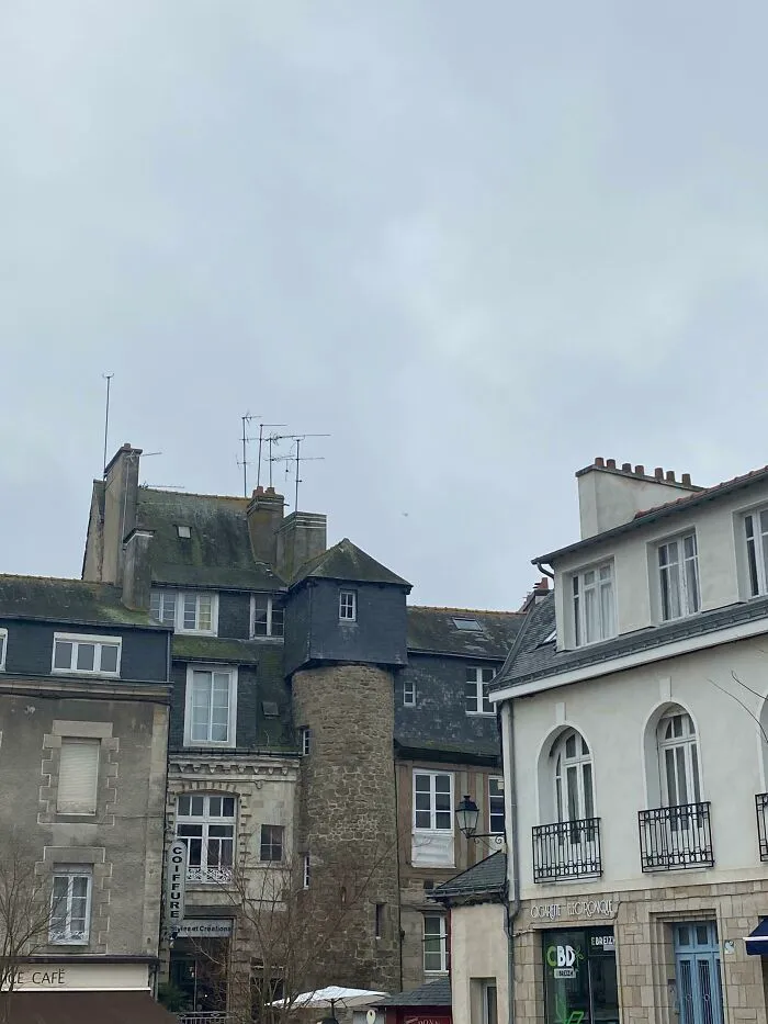 Una casa cuadrada en lo alto de una torre