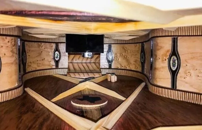  El interior de esta guitarra parece un apartamento de lujo 