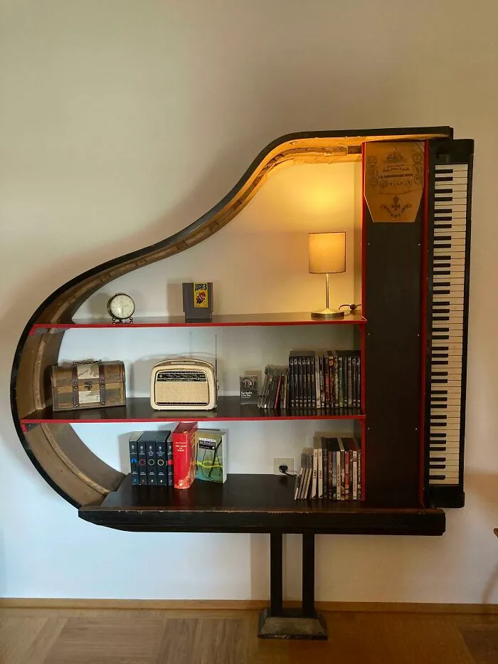 Encontré un viejo piano con graves daños causados por el agua. Habría sido una pena tirarlo