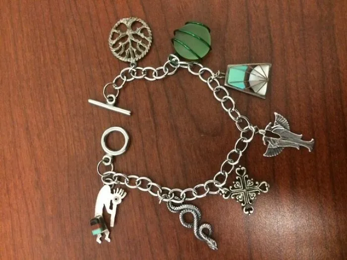 Pendientes que perdieron a sus parejas convertidos en una pulsera de dijes