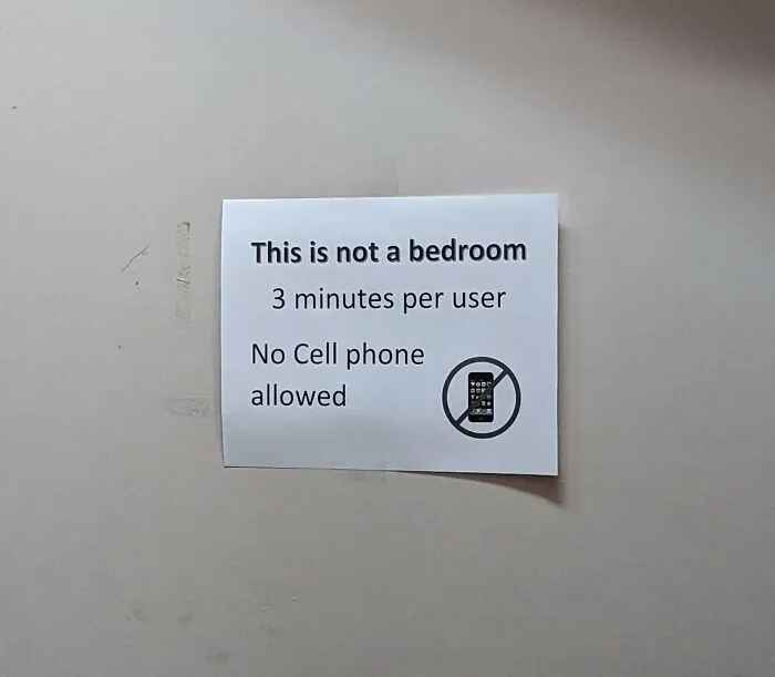 Este letrero estaba pegado hoy en la puerta del baño de mi trabajo