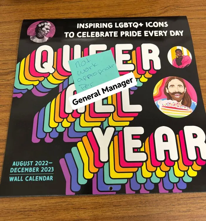 Regresé del trabajo luego de haber estado muy enfermo y encontré mi calendario de pared oculto en mi escritorio con esta nota. Me fastidió